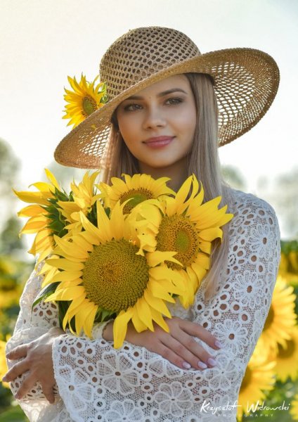  عکس دختر با گل آفتابگردان برای پروفایل