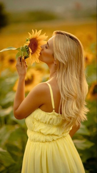  عکس دختر با گل آفتابگردان برای پروفایل