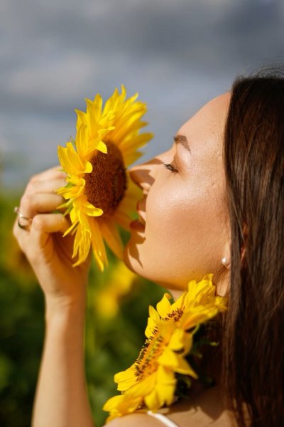  عکس دختر با گل آفتابگردان برای پروفایل