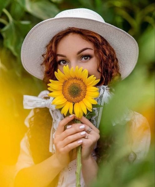  عکس دختر با گل آفتابگردان برای پروفایل