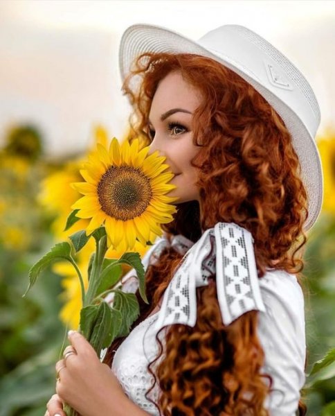  عکس دختر با گل آفتابگردان برای پروفایل