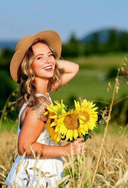  عکس دختر با گل آفتابگردان برای پروفایل