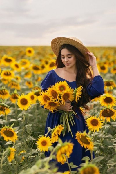  عکس دختر با گل آفتابگردان برای پروفایل