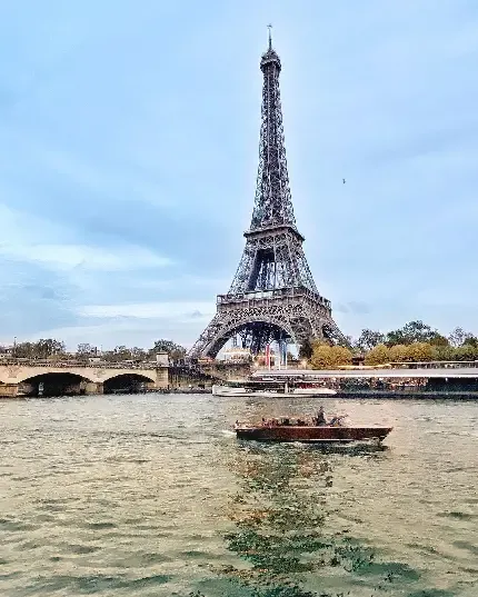  عکس برج ایفل برای صفحه گوشی