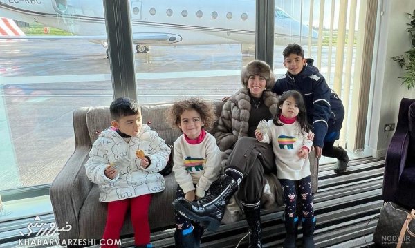 عکس جورجینا روی برج ایفل