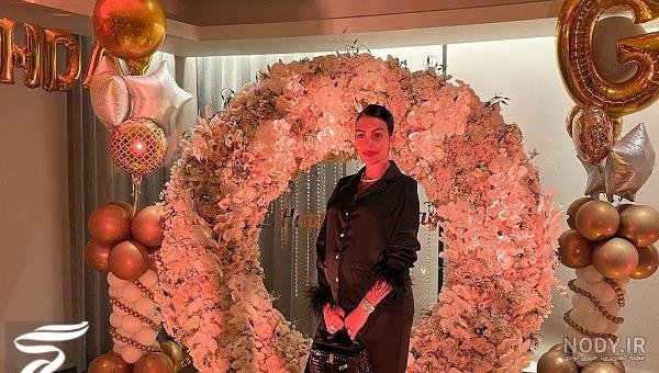 عکس جورجینا در ساحل