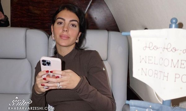 عکس جورجینا در ساحل