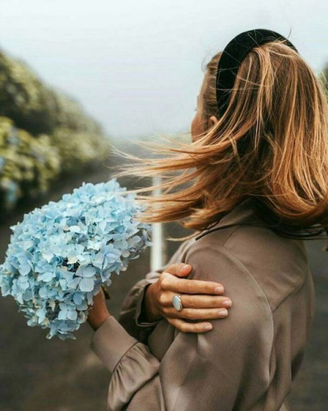  باکلاس عکس دختر با گل برای پروفایل