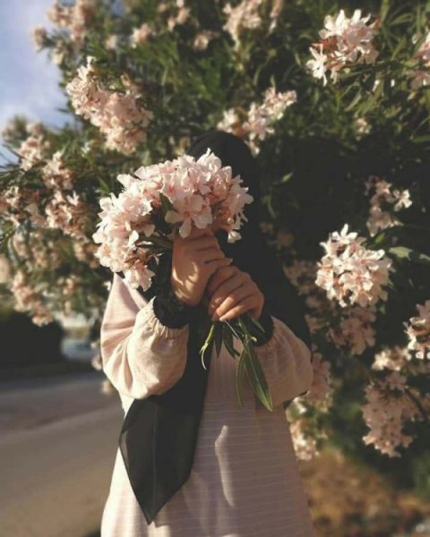  باکلاس عکس دختر با گل برای پروفایل