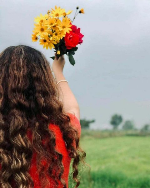  باکلاس عکس دختر با گل برای پروفایل