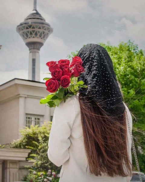  باکلاس عکس دختر با گل برای پروفایل