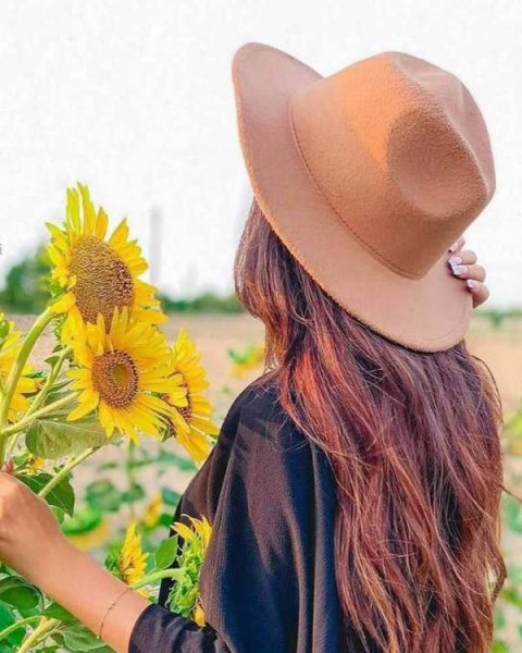  باکلاس عکس دختر با گل برای پروفایل