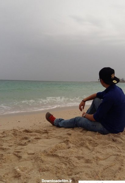  عکس مرد غمگین کنار دریا