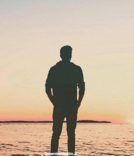  عکس مرد غمگین کنار دریا