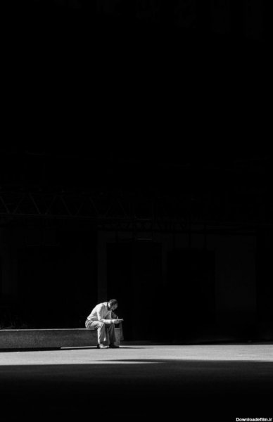  عکس مرد تنها در تاریکی