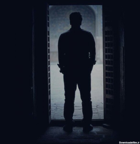  عکس مرد تنها در تاریکی