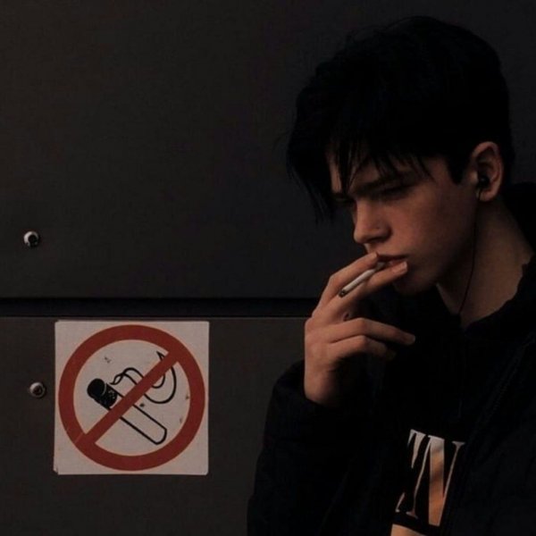  عکس سیگار در دست پسر