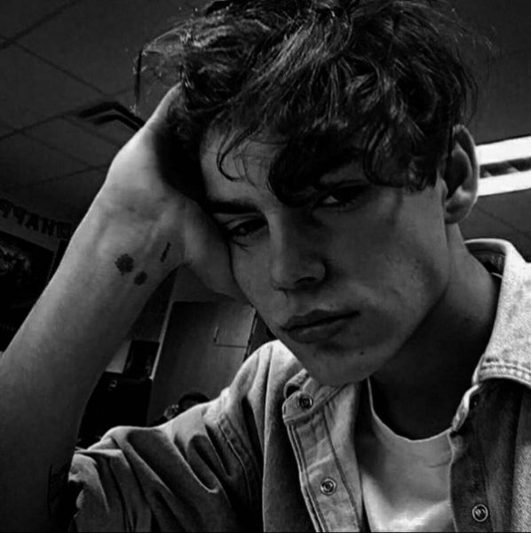  پروفایل پسرونه شاخ فیک سیاه سفید