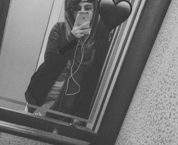  عکس پسر جلو اینه طبیعی