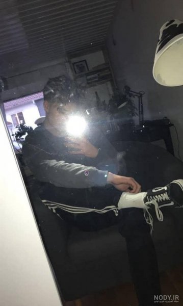  عکس پسر جلو اینه طبیعی