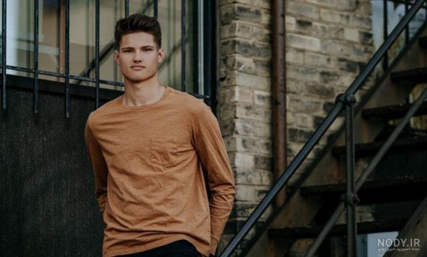  عکس پسر جلو اینه طبیعی