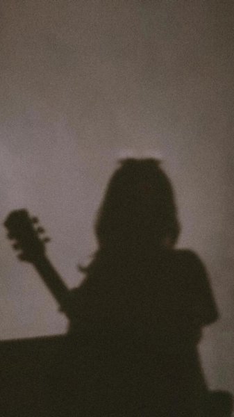  عکس دختر با گیتار برای پروفایل