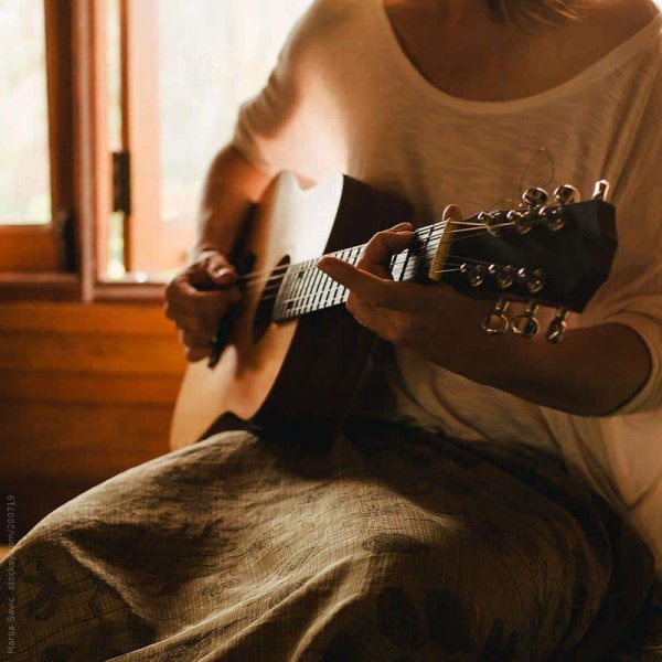  عکس دختر با گیتار برای پروفایل