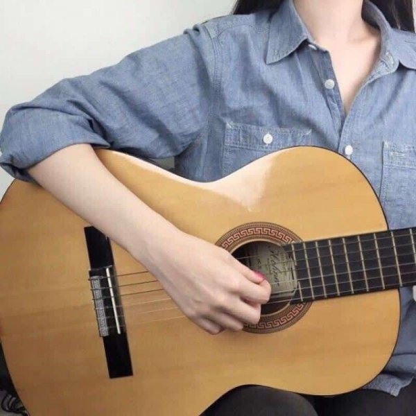  عکس دختر با گیتار برای پروفایل