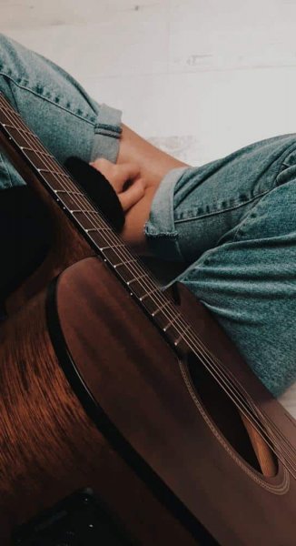  عکس دختر با گیتار برای پروفایل