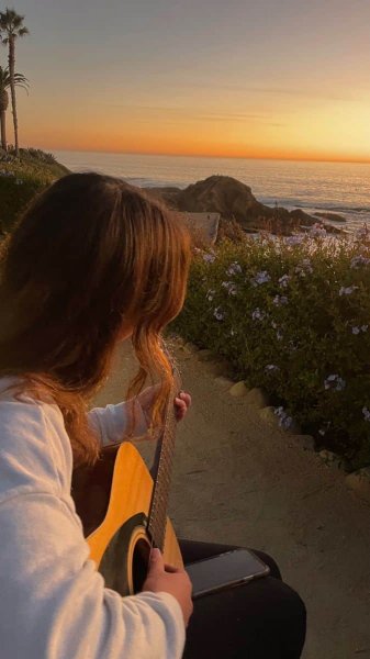  عکس دختر با گیتار غمگین