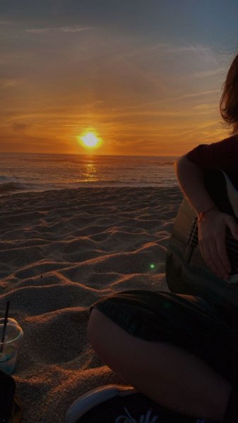  عکس دختر با گیتار غمگین