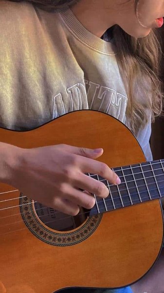  عکس دختر با گیتار کنار دریا