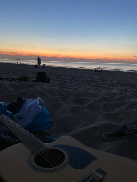  عکس دختر با گیتار کنار دریا