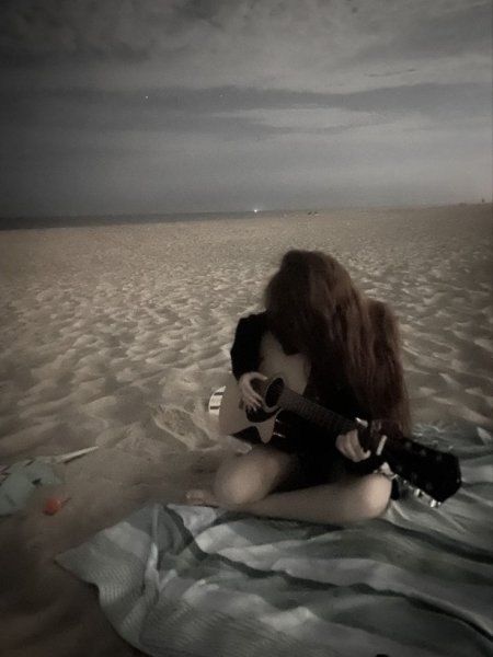  عکس دختر با گیتار کنار دریا