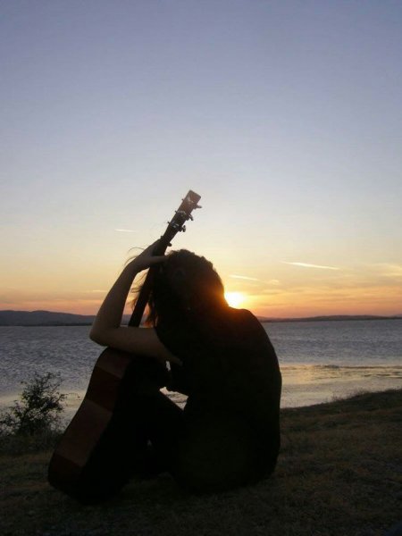  عکس دختر با گیتار کنار دریا