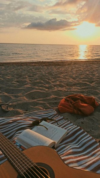  عکس دختر با گیتار کنار دریا