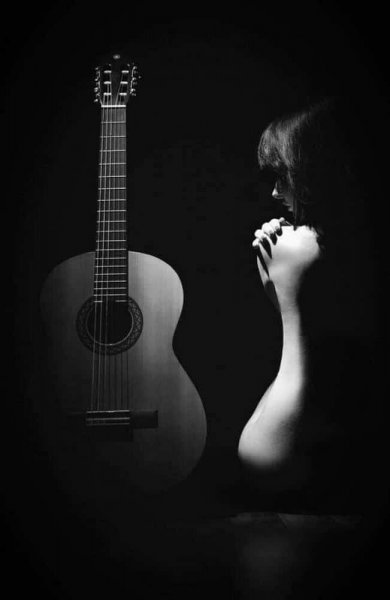 عکس دختر با گیتار لاکچری