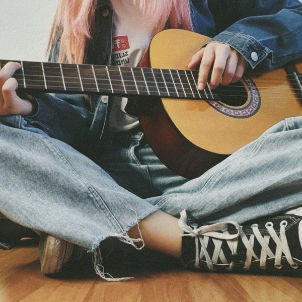  عکس دختر با گیتار لاکچری