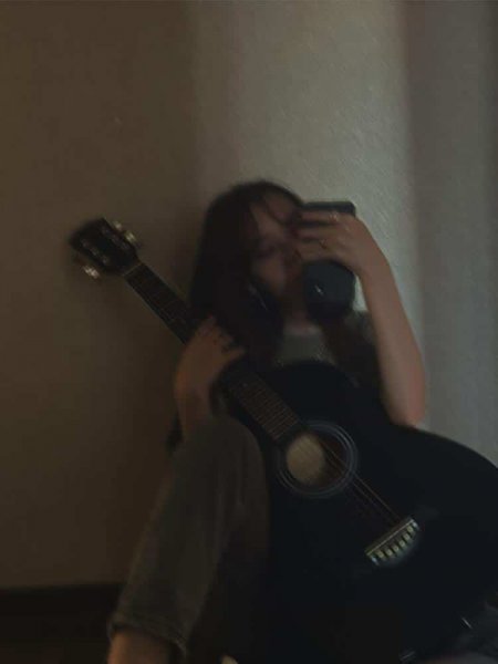  عکس دختر با گیتار لاکچری
