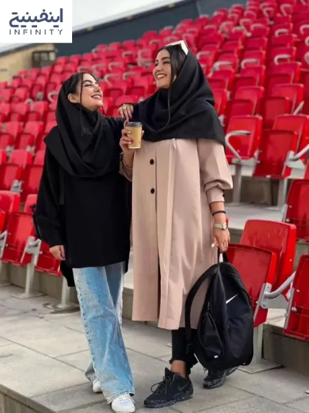  ژست دانشجویی با تیپ اسپرت و زیبا