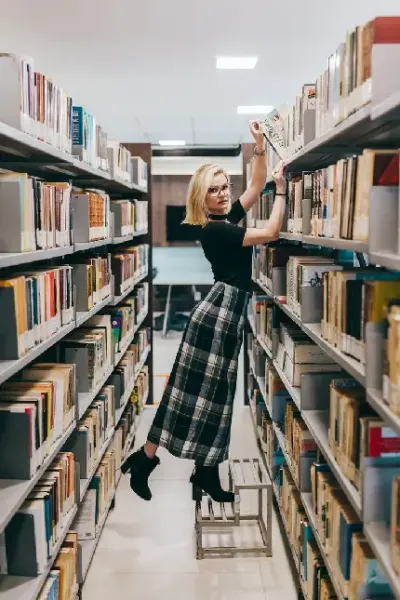  عکس های جدید دخترانه در کتابخانه