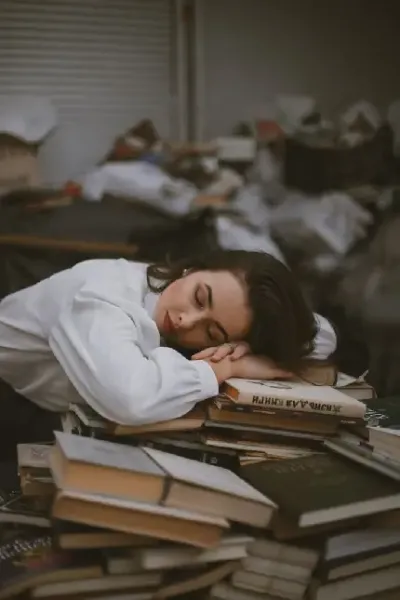  عکس های جدید دخترانه در کتابخانه