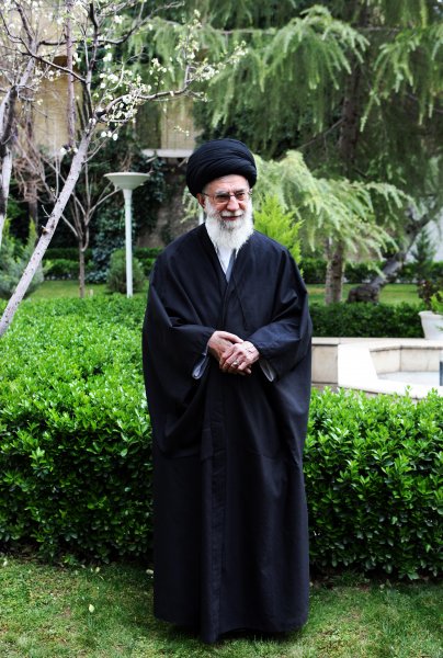  عکس رهبری در طبیعت