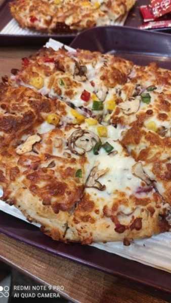  عکس پیتزا در رستوران