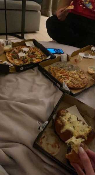  عکس پیتزا در رستوران