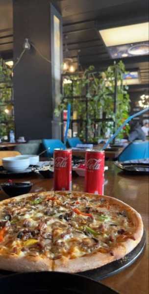  عکس پیتزا در رستوران