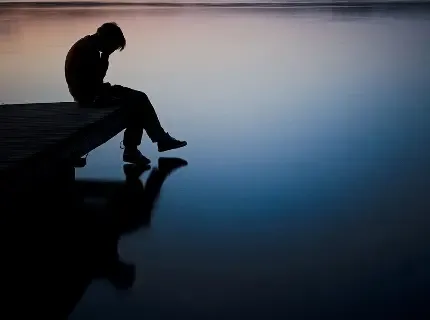  عکس یک مرد در تاریکی