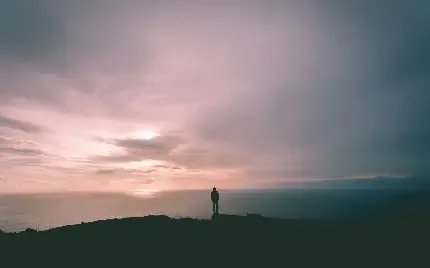  عکس یک مرد در تاریکی