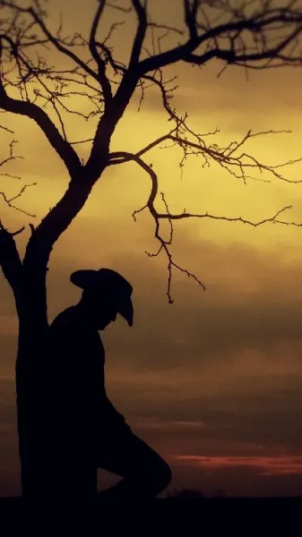  عکس یک مرد در تاریکی