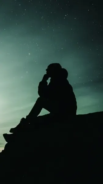  عکس یک مرد در تاریکی